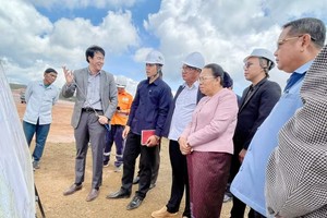 老挝国会副主席视察越南在老挝重点项目。