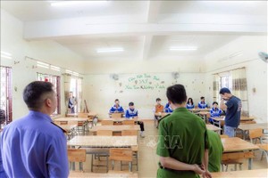 调查机关正对夷灵乡N.D. 初中学校一群组织校园霸凌的学生进行调查，该事件已导致一名八年级男生上吊自杀。