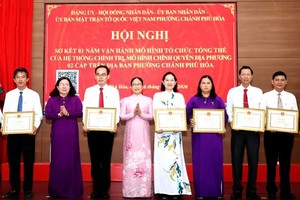 胡志明市市委内政处及市委宣教与民运处代表向政富和坊取得出色成绩的个人颁发奖状。