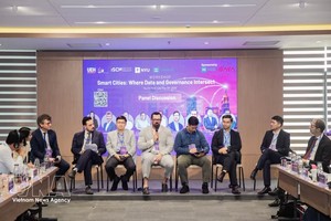 国内外专家在研讨会上发表意见。 