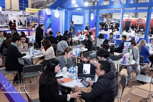 越南与泰国企业在2026年泰国商品周期间对接沟通。 