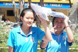 在酷热天气期间，必须确保考生身体健康。