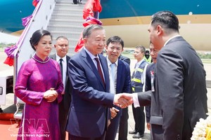 泰国农业与合作社部副部长瓦差拉蓬·考坎到机场迎接苏林总书记、国家主席一行。 