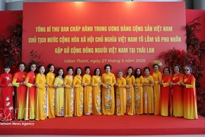 旅泰侨胞在VT Nam Nueng中心等候苏林总书记、国家主席时合影留念。
