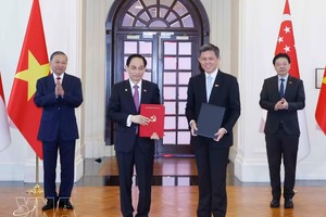 党中央总书记、国家主席苏林和新加坡总理黄循财共同出席越新合作文件交换仪式。 