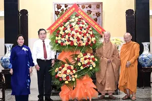 国会主席陈青敏在胡志明市祝贺佛诞大典