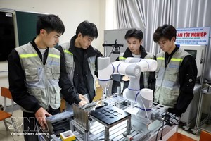 在北江省越韩科技学院进行微控制器编程实习的学生。 