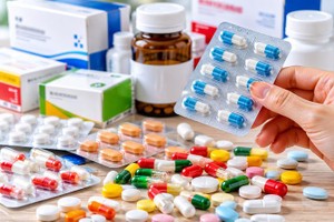 多家企业在药品生产与经营活动中存在违规行为。示意图