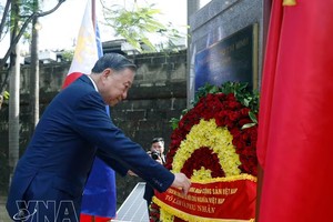 党中央总书记、国家主席苏林在菲律宾向胡志明主席雕像敬献花圈。 