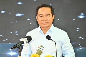 胡志明市人委会主席阮文得在会议上致辞。