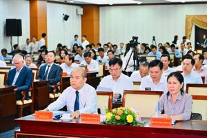 胡志明市人委会副主席陈文柒与各位代表出席会议。