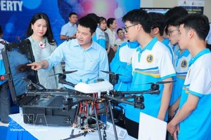 大学生参观2025年9月世界知识产权组织（WIPO）总干事与越南青年对话活动上开设的科技产品展区。 