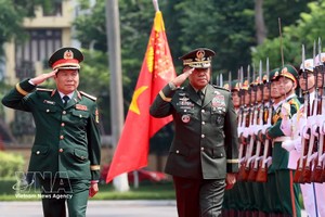 菲律宾武装部队总参谋长罗密欧·布劳纳对越南进行正式访问。