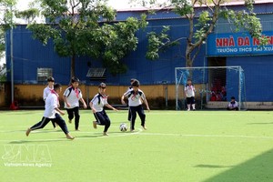 宁平省海春中学学生在课间踢足球。