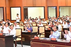 各位代表出席会议。