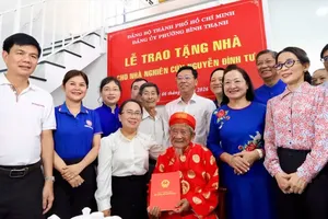 市委宣教与民运处领导及地方领导向阮廷思研究员颁发证书。