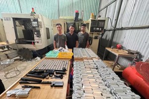捣毁两个大型非法军用武器生产点