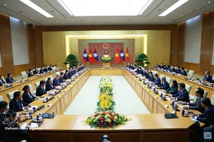 政府总理黎明兴与老挝人民民主共和国总理宋赛·西潘敦举行会谈。