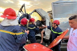  职能力量正全力营救在卡车内被困的受害者。