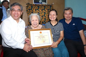  阮福禄副书记探望并向阮氏斋老人祝寿。