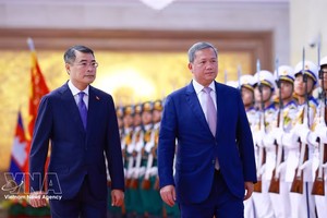 政府总理黎明兴在政府办事处主持仪式，欢迎柬埔寨首相洪玛奈访越。