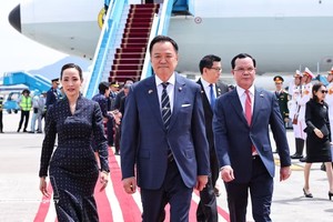 党中央委员、民族与宗教部长阮廷康在內牌国际机场（河内）迎接泰王国总理阿努廷。