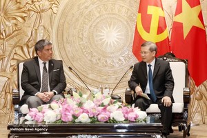 中央内政部长黎明智会见泰国民主党副领导伊斯拉·桑托兰武特。
