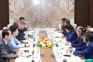 党中央政治局委员、党中央书记处常务书记陈锦秀在河内会见中国全国政协副主席咸辉一行。