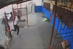 监控摄像头拍下了凶手开枪射击的画面。图：X