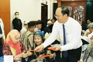 胡志明市领导向少数民族代表赠送新年红包。