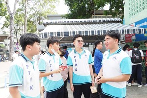 考生在西贡实习中学考点完成语文考试后兴奋不已。 