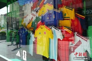 图为橱窗展示足球队队服。中新社记者 廖攀 摄 