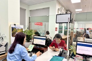 民众在广宁省办理社保手续。