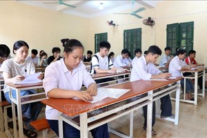 考生在兴安省书池乡李賁高中学校考点参加考试。图：世悦/越通社