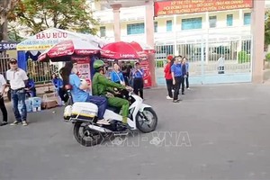 安江省朱笃坊公安到府，将一名睡过头的考生及时送往首科义高中专校考点。