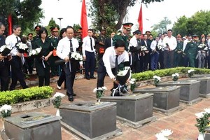政府副总理胡国勇在烈士骸骨安葬地敬献花圈。 