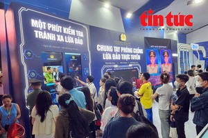 “网络安全之墙”展区吸引众多民众排队了解防范高科技犯罪知识。 
