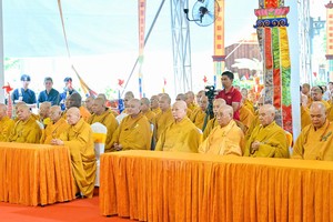 佛教代表以及众多僧尼出席缅怀仪式。 