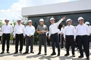 胡志明市市委书记陈留光前往视察市中心广场项目和市行政中心项目进度。