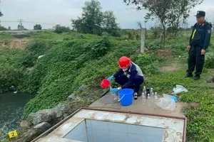 职能力量对废水样本进行检测。图：CACC
