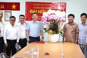 杨英德主任率团探望、祝贺《胡志明市文艺杂志》。