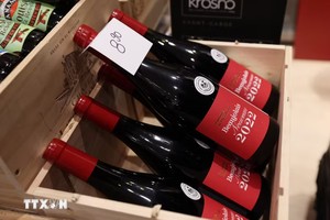 法国巴黎一家商店陈列销售的葡萄酒。（图片来源：新华社/越通社） 