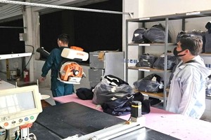 富安坊一家纺织品成衣公司开展灭蚊喷药工作。