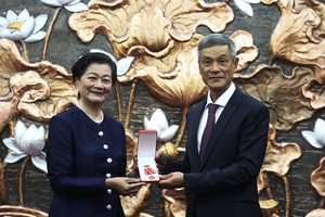 越南驻柬埔寨大使馆在柬埔寨首都金边向柬埔寨王国驻越南大使谢金塔（Chea Kimtha）授予越南国家崇高荣誉——友谊勋章。图自越通社 