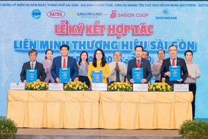各家单位签署西贡品牌联盟成立协议。