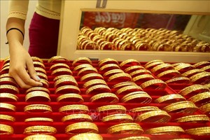缅甸仰光一家珠宝店展示的黄金首饰。图：新华社/越通社