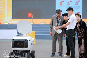 在“2025年越南科技企业发展国家论坛”上，自动化机器人进行了演示。 