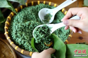  资料图：图为五彩粽子制作现场。龚普康 摄 