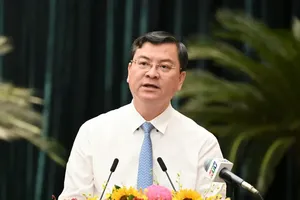 胡志明市人委会副主席阮功荣简要阐述市人委会的报告。