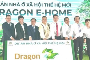 各位代表进行项目动工仪式。